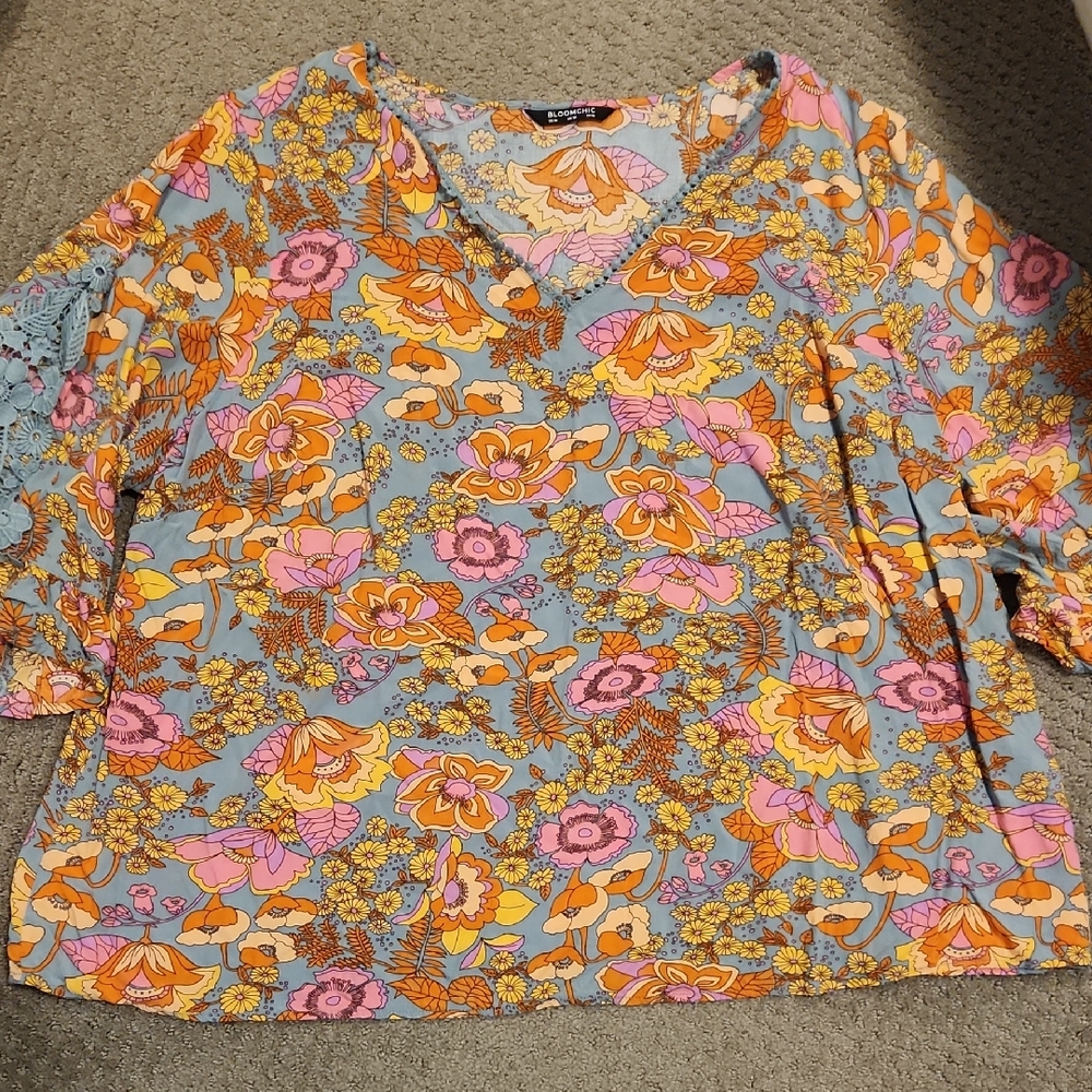 NEW BloomChic Floral V-Neck Blouse in Blue, Pink & Orange. Size 26